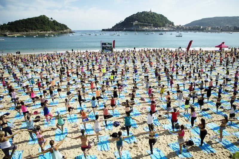 Ondarreta Beach hosted 900 yogis for the #ROXYFitness giant Yoga Class – Credit ROXY