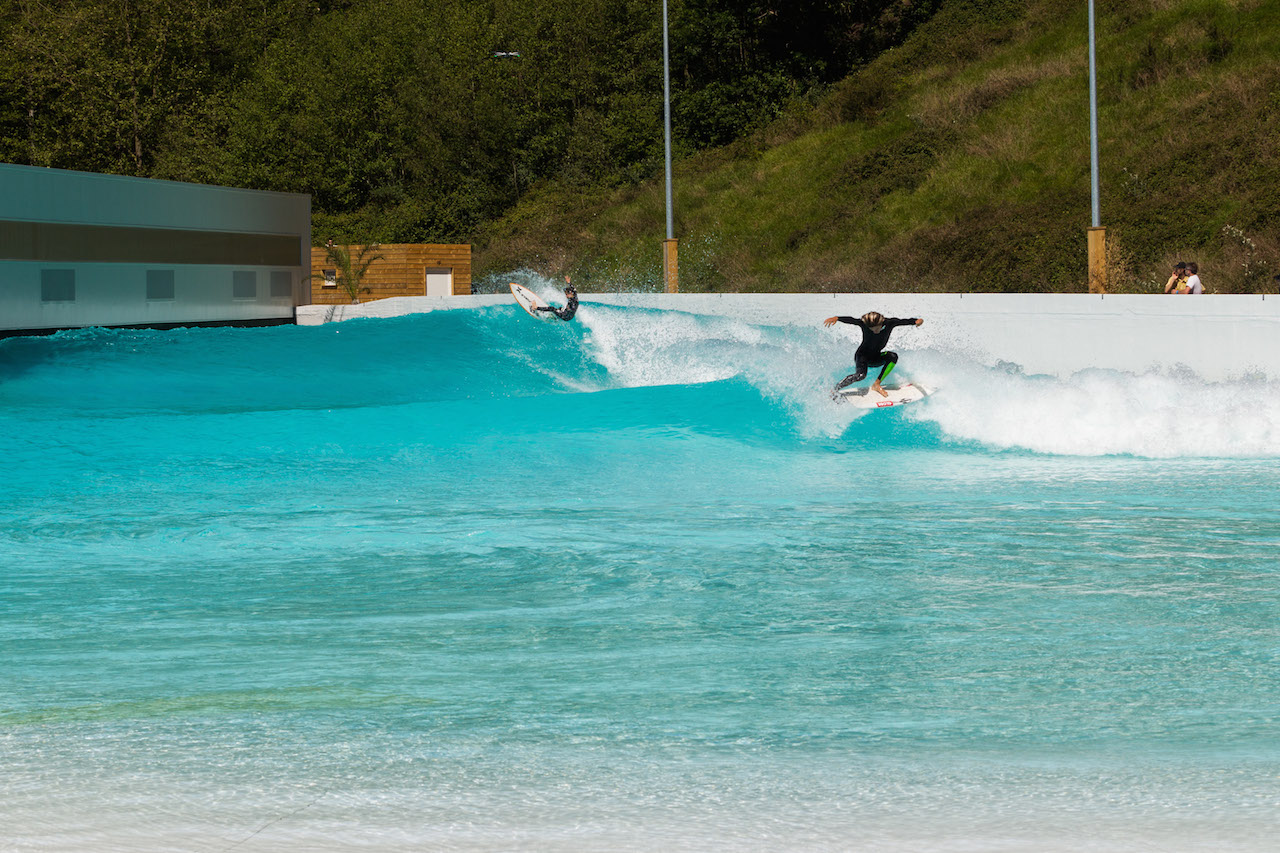 Mateus Herdy with Adur Amatrain at Wavegarden / Pacotwo