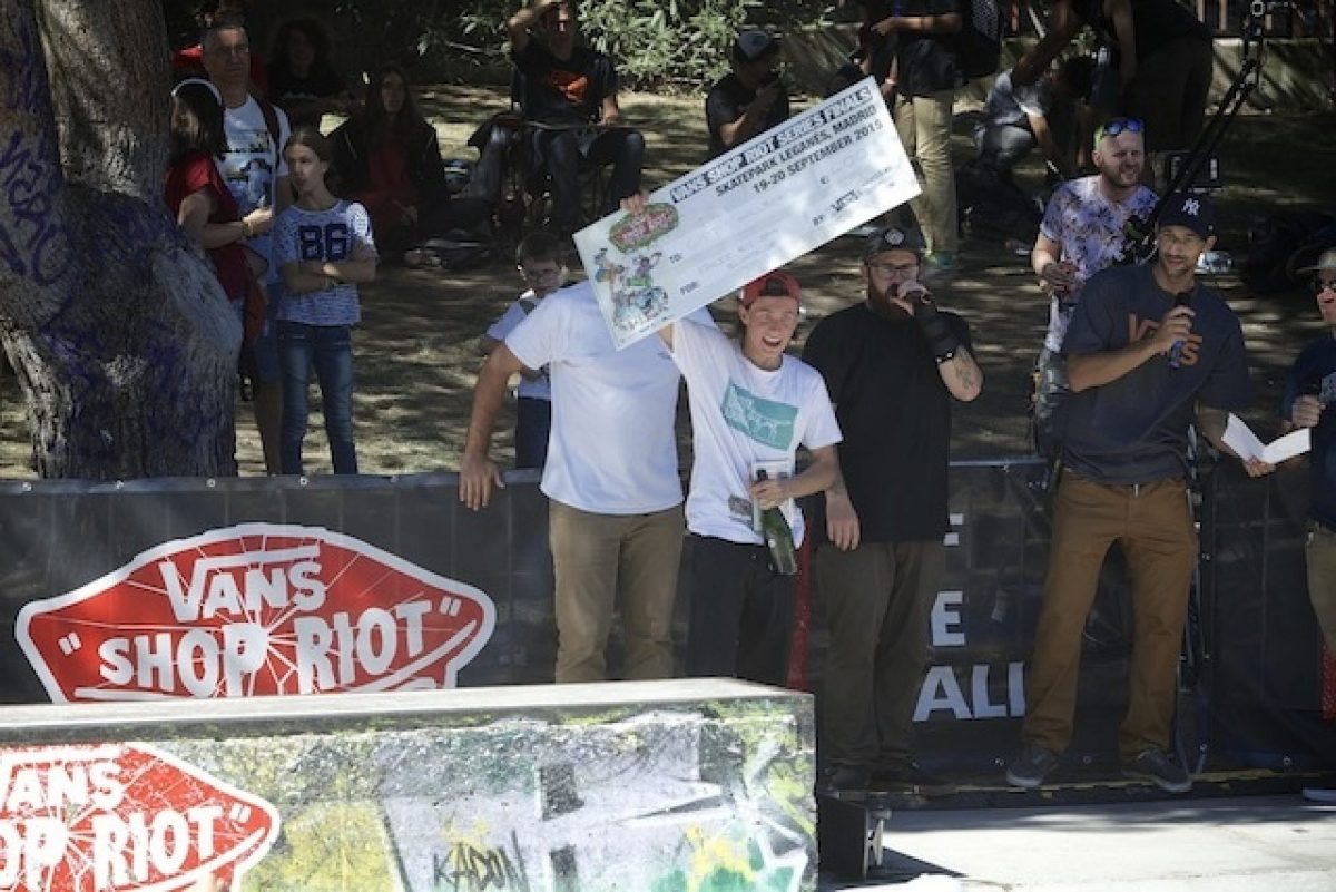 Coyote Grind Lounge Picking up their cheque for 2nd place