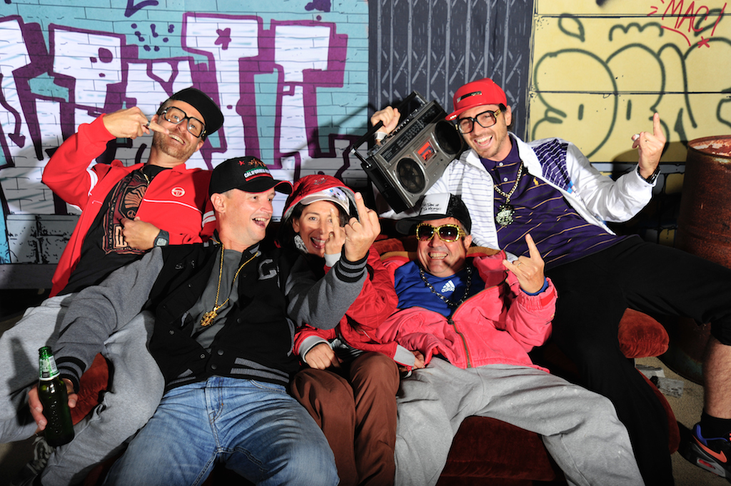 Ghetto finger Photo Stephane Robin, EuroSIMA: Wet Feet Studio.