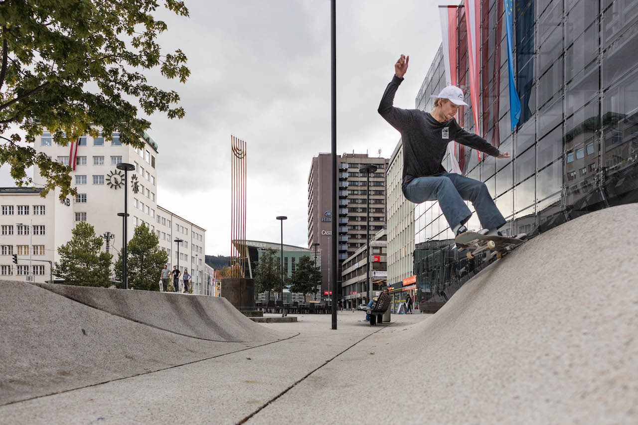 Insbruck – Mikkel Bang skating Landhausplatz, THE skatespot in Innsbruck