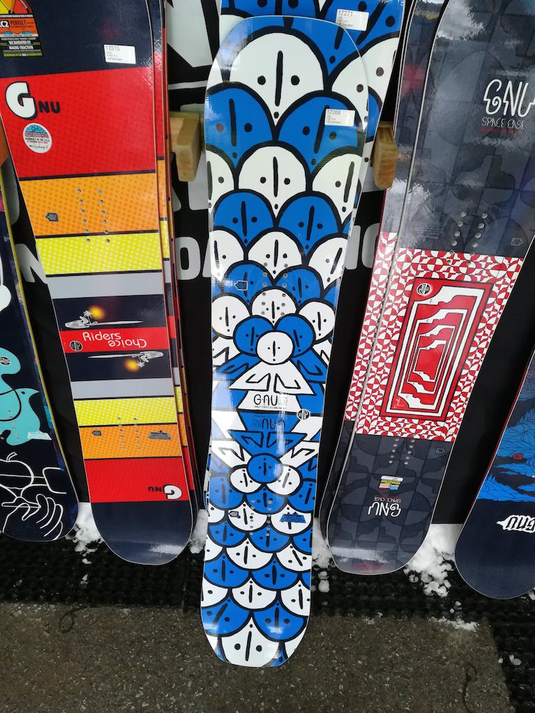 Gnu Headspace has an asymmetric shape with shorter heelside sidecut, and is a true twin, fun riding park and rail board with C2.