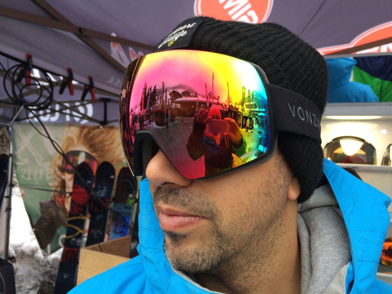 Von Zippers Satellite goggle comes with 2 lenses