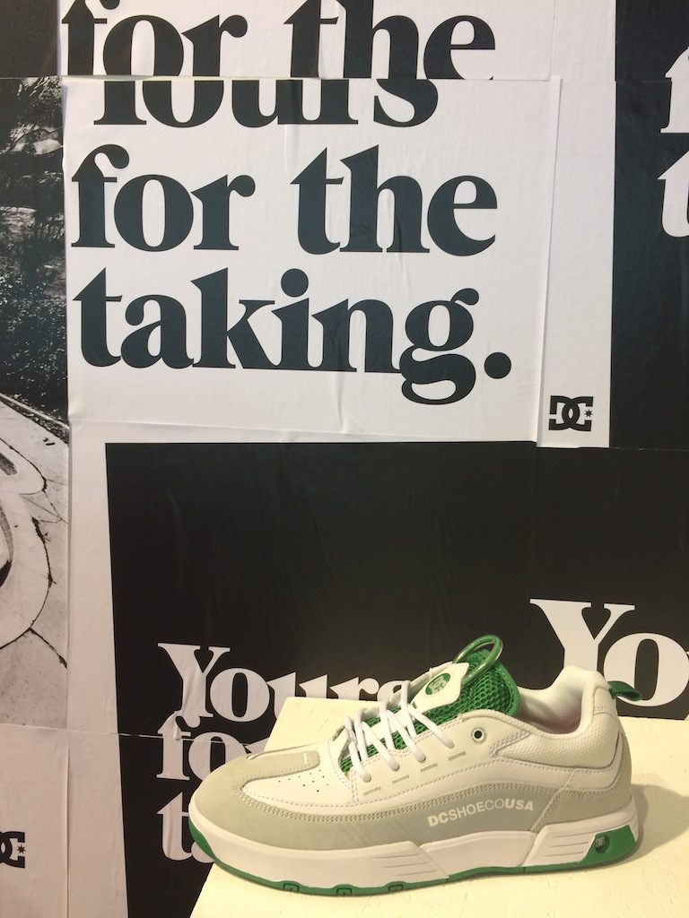 DC Shoes Legacy has a ring to pull up the tongue and a textile hoop to pull up the heel of the shoe