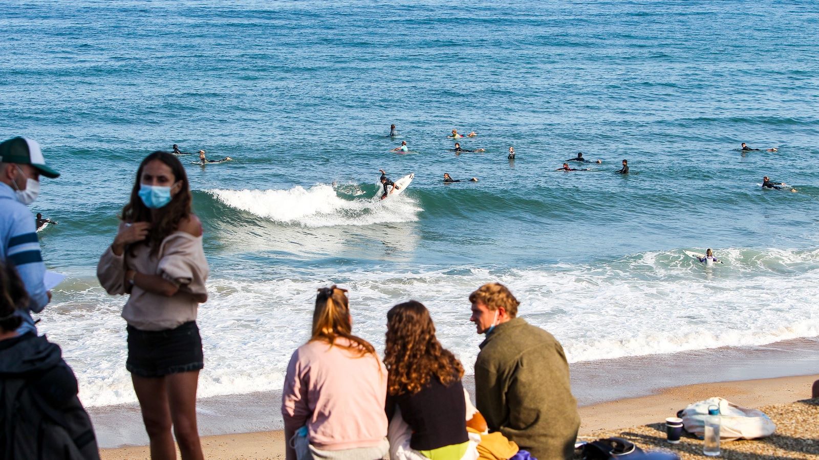 Free surfers warm up before the launch of the Rip Curl Pro Anglet 2021. Credit_WSL_Masurel