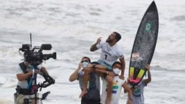 Olympic surf gold winner