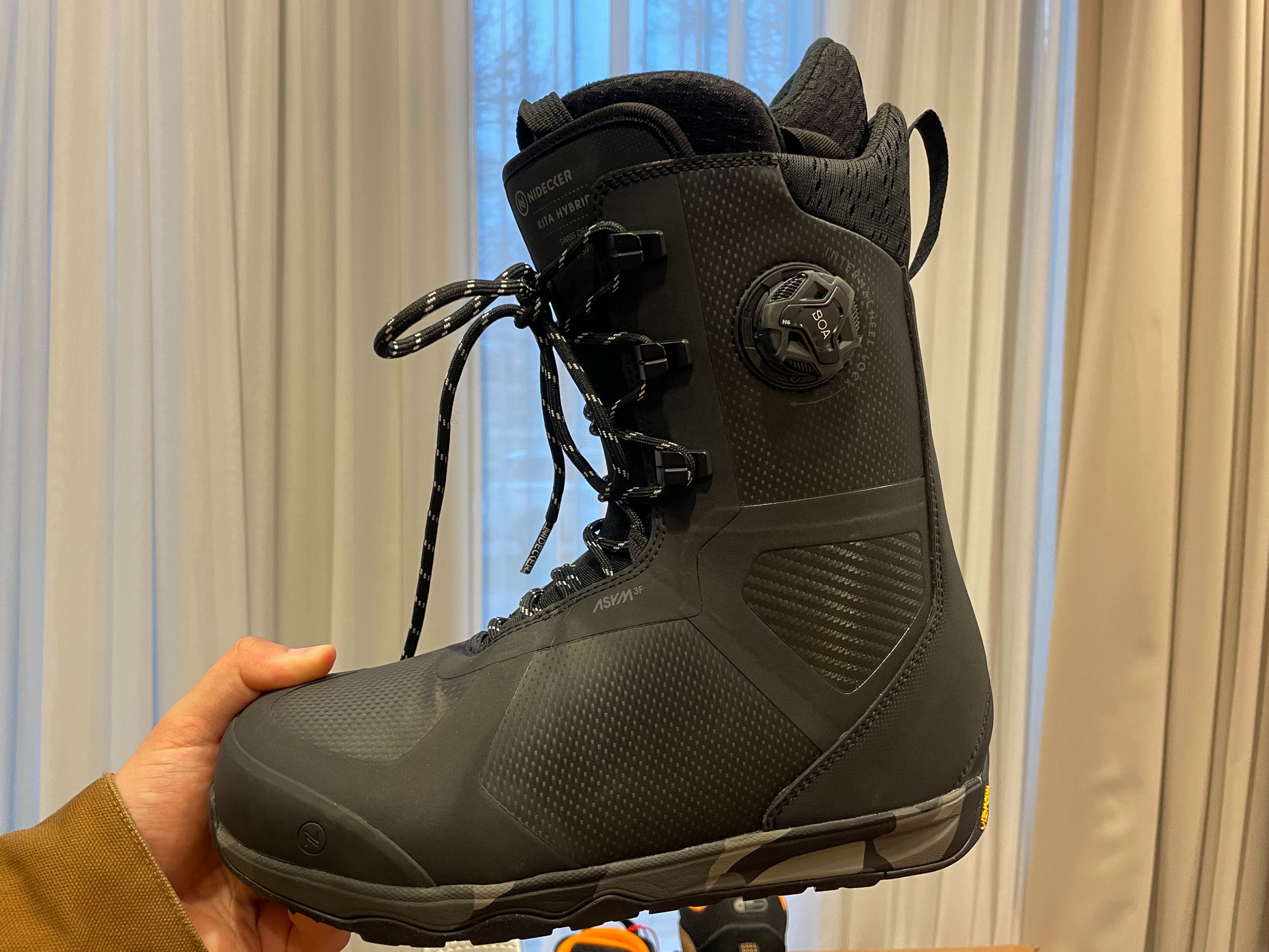今ならほぼ即納！ Nidecker's Kita Hybrid comes back lace configuration and boa スノーボード