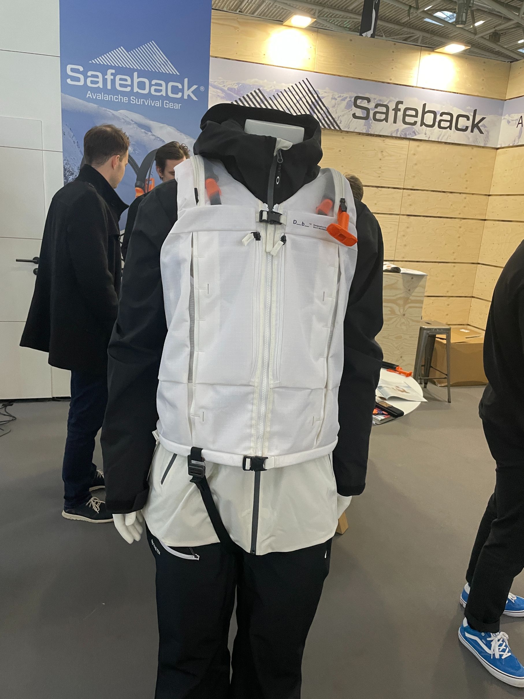 Safeback and DB have launched the world’s first backcountry vest integrating Safeback SBX avalanche survival system.