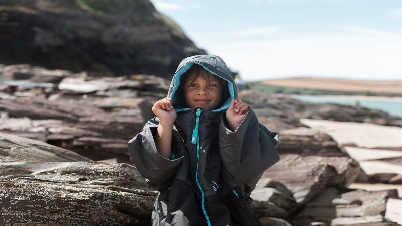 robie-dry-series-beach-waterproof-hooded-changing-robe-charcoal-black-blue-atol-junior