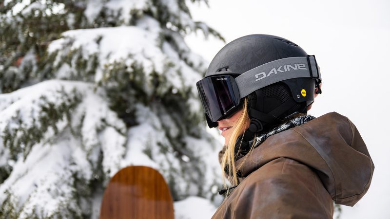 DAYTRIPPER-MIPS-HELMET-KINGDOM-BLACK-TONAL-SECTOR-SNOW-GOGGLE-3-800x450